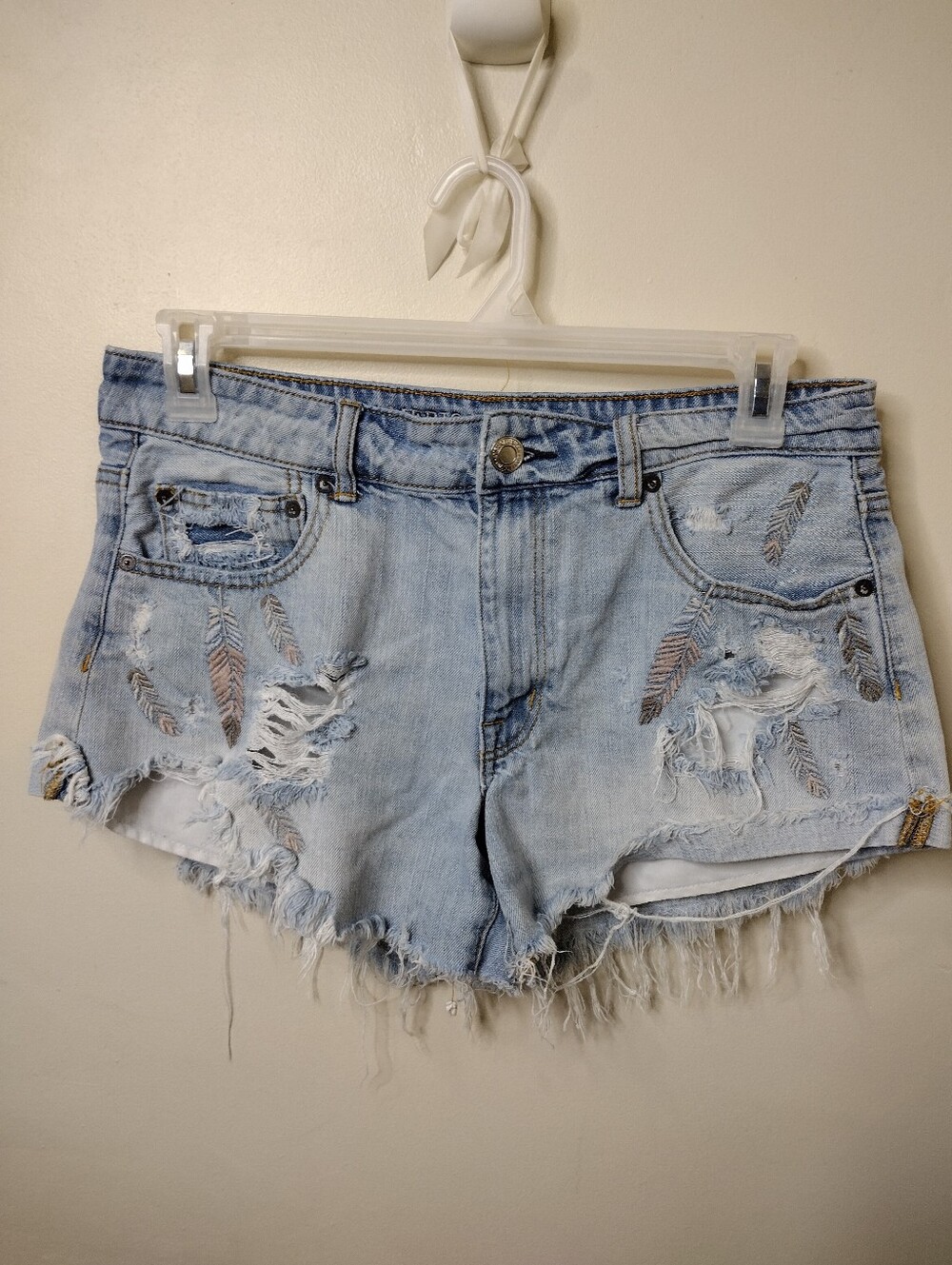 American Eagle 2016 Light Wash Feather Embroidered Distressed Denim Booty Short - Picture 7 of 7